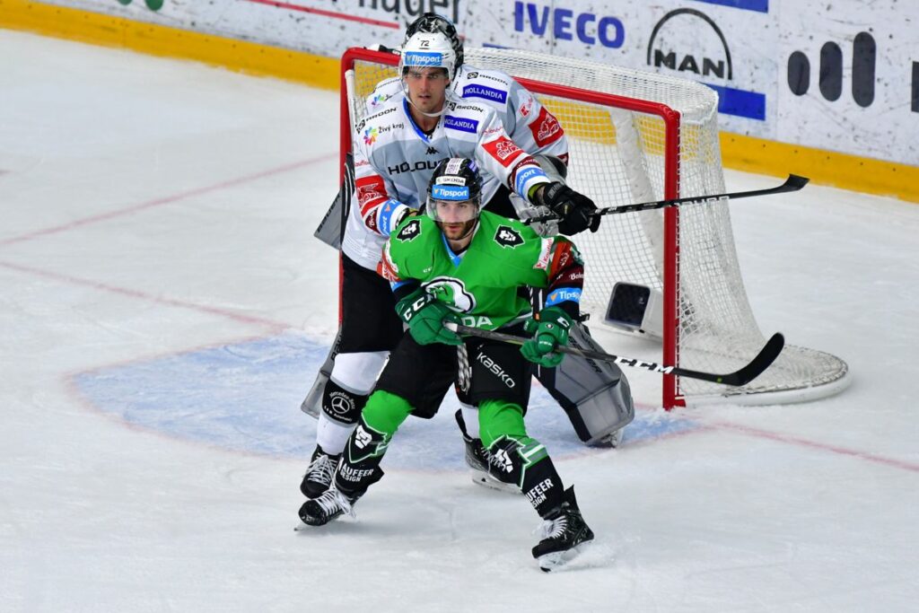 Na snímku bojuje hokejista Jan Pavlíček z Mladé Boleslavi v brankovišti soupeře.