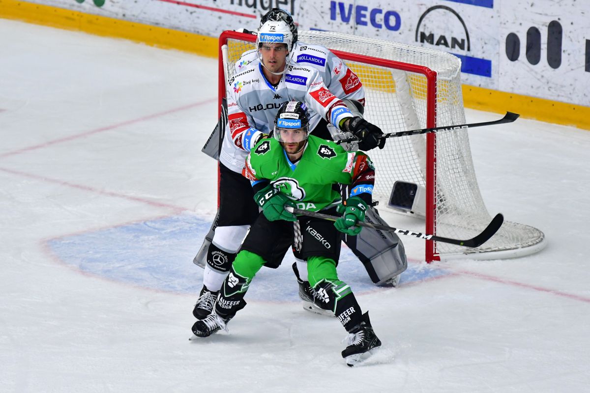 Na snímku bojuje hokejista Jan Pavlíček z Mladé Boleslavi v brankovišti soupeře.