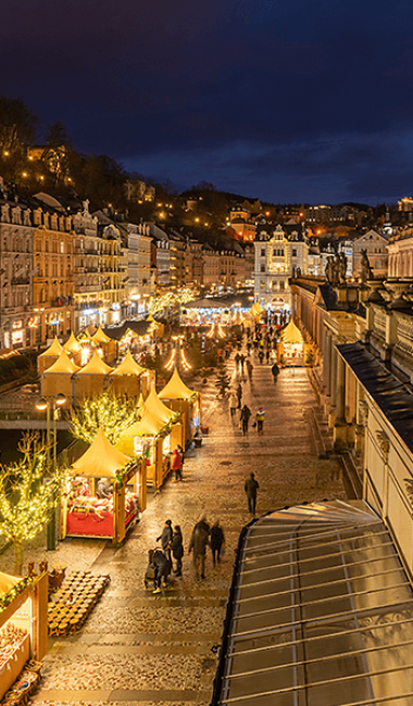 Snímek ukazuje vánoční trhy v Karlových Varech