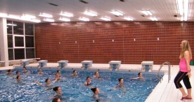 Pře o uzavření bazénu v Karlových Varech graduje